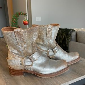 Festival Frye Harness Glitter Silver Tan cowboy Metallic pull-on boots size 8.5